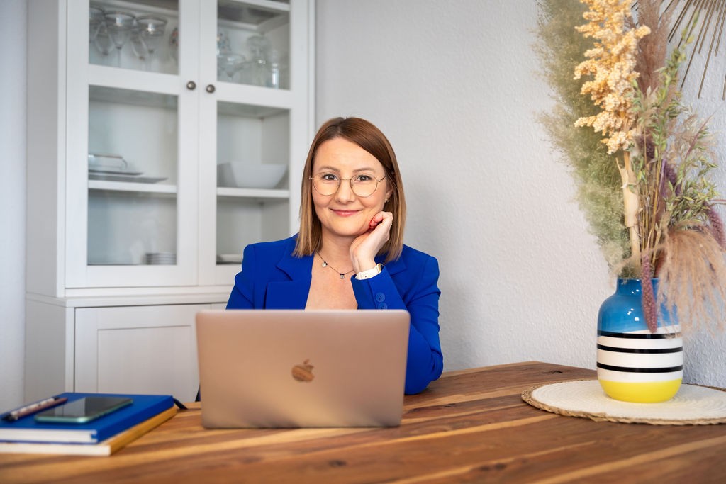 Martyna Gocyła przy pracy nad stroną internetową